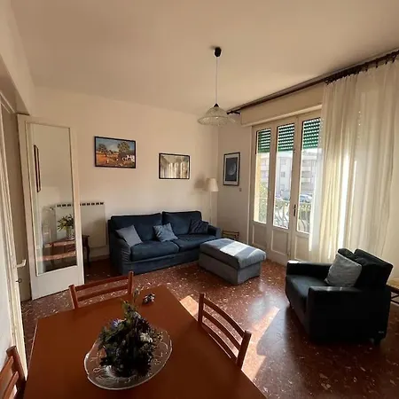 Sunny 2-bedrooms Lägenhet Lido di Camaiore